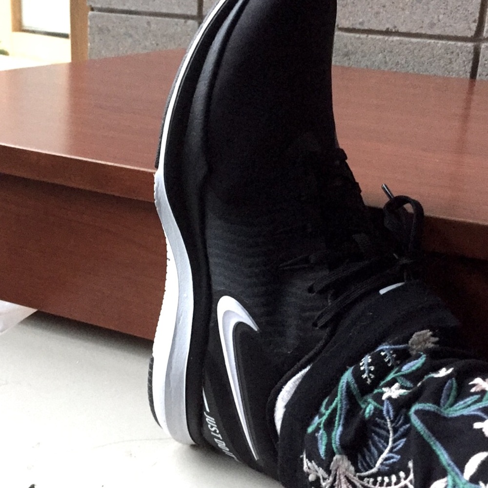 🌟 Last chance sale! Nike sneakers size 7 - Picture 1 of 3